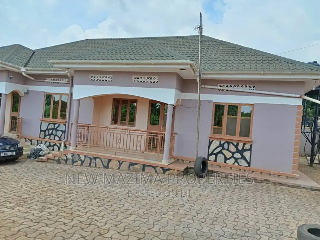 8bdrm House in Garuga Ntebe Rd, Central Division for sale