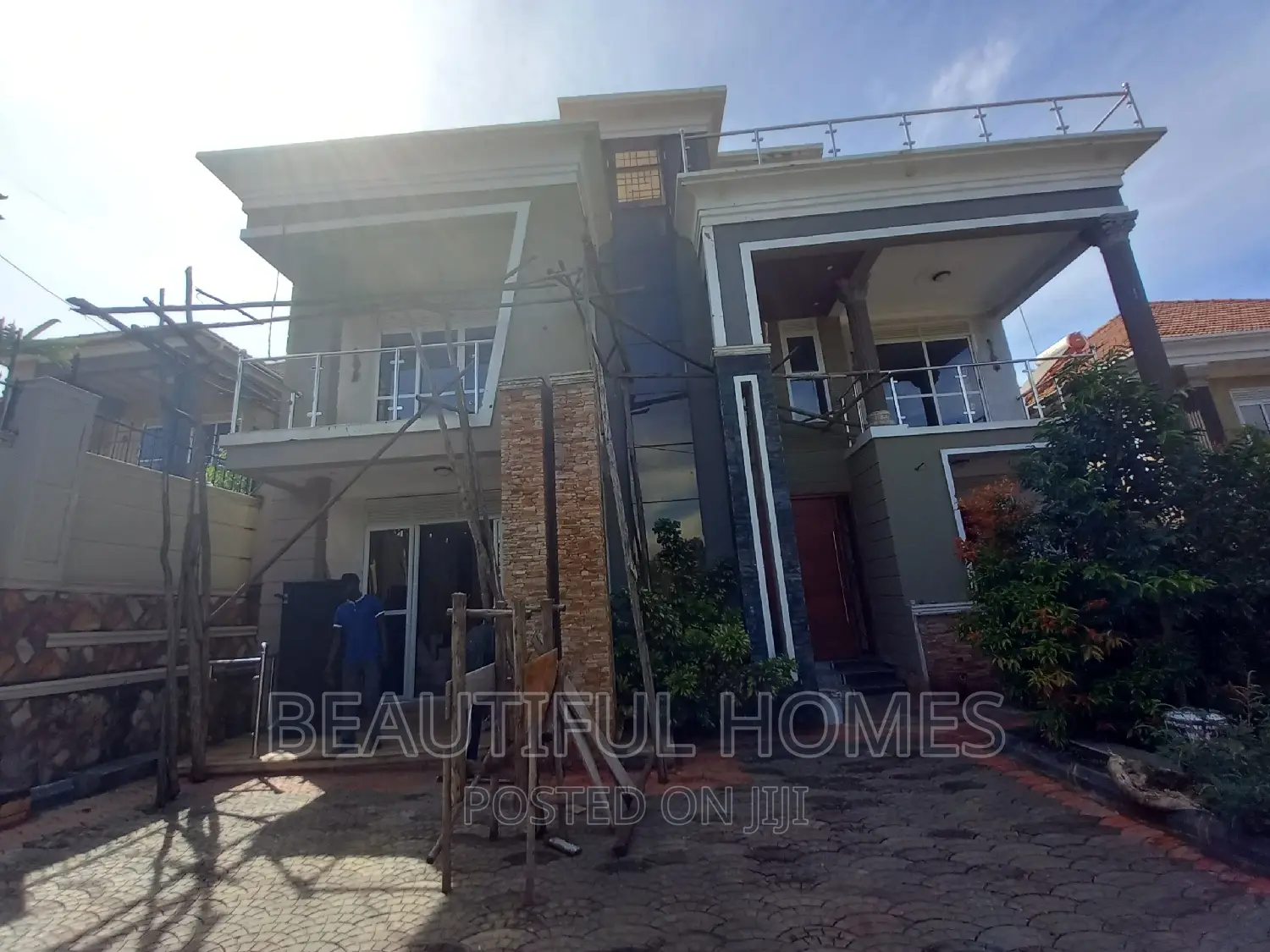 Furnished 5bdrm Duplex in Kira for sale