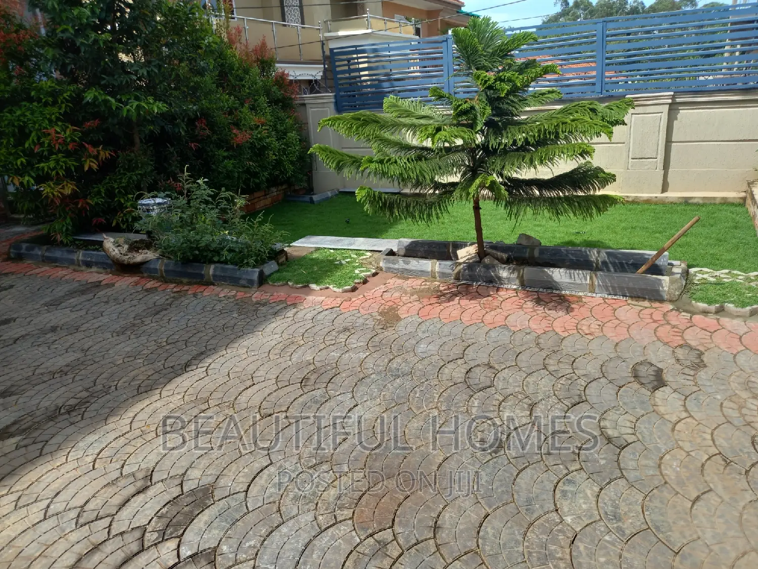 Furnished 5bdrm Duplex in Kira for sale