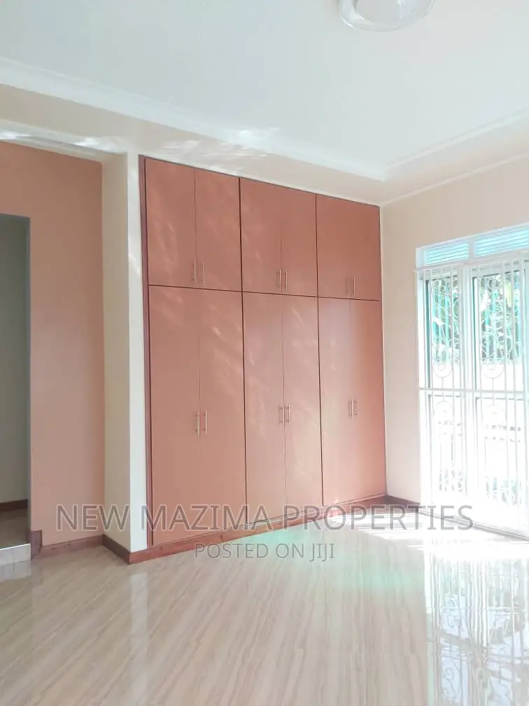 3bdrm Bungalow in Kitende Ntebe Rd, Central Division for sale