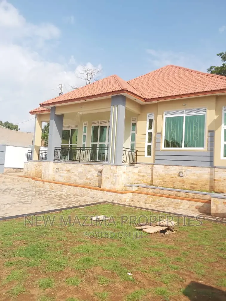 3bdrm Bungalow in Kitende Ntebe Rd, Central Division for sale