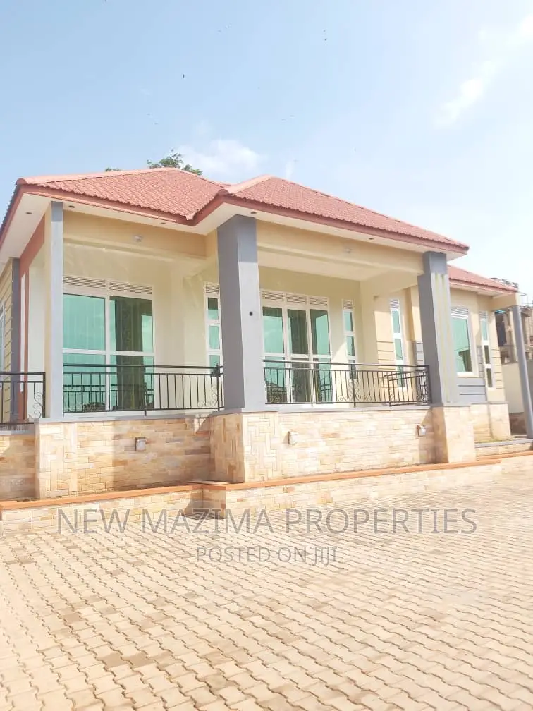 3bdrm Bungalow in Kitende Ntebe Rd, Central Division for sale