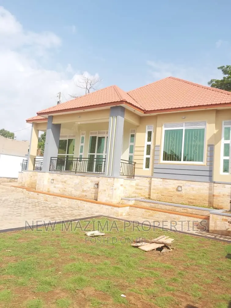 3bdrm Bungalow in Kitende Ntebe Rd, Central Division for sale