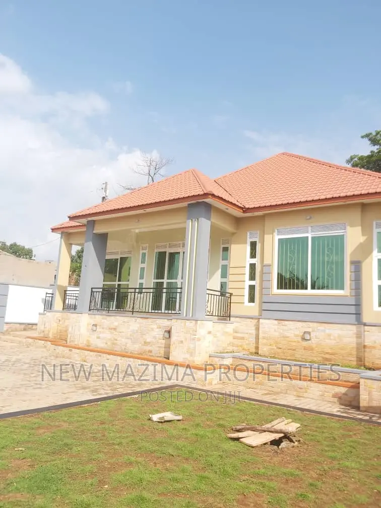 3bdrm Bungalow in Kitende Ntebe Rd, Central Division for sale