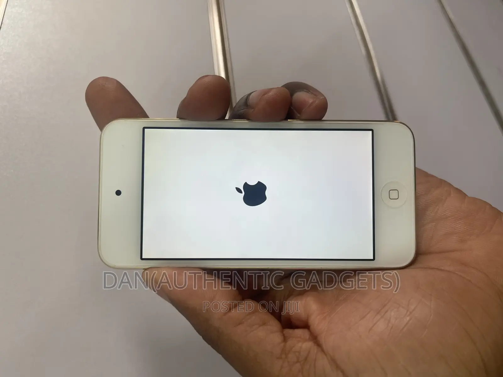 iPod Touch 6th Gen 64gb Gold in Good Condition