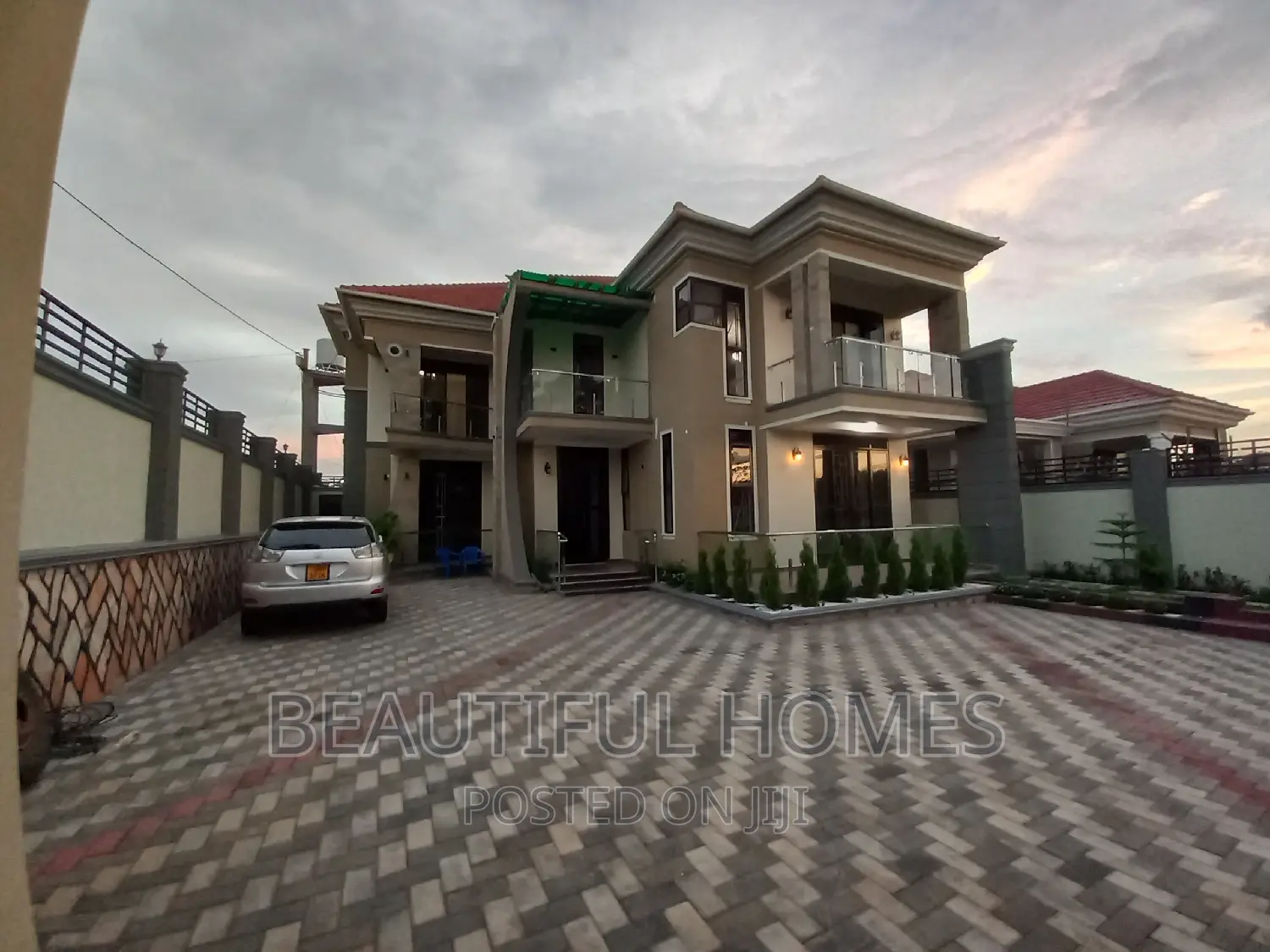 Furnished 6bdrm Duplex in Kira Posh for sale
