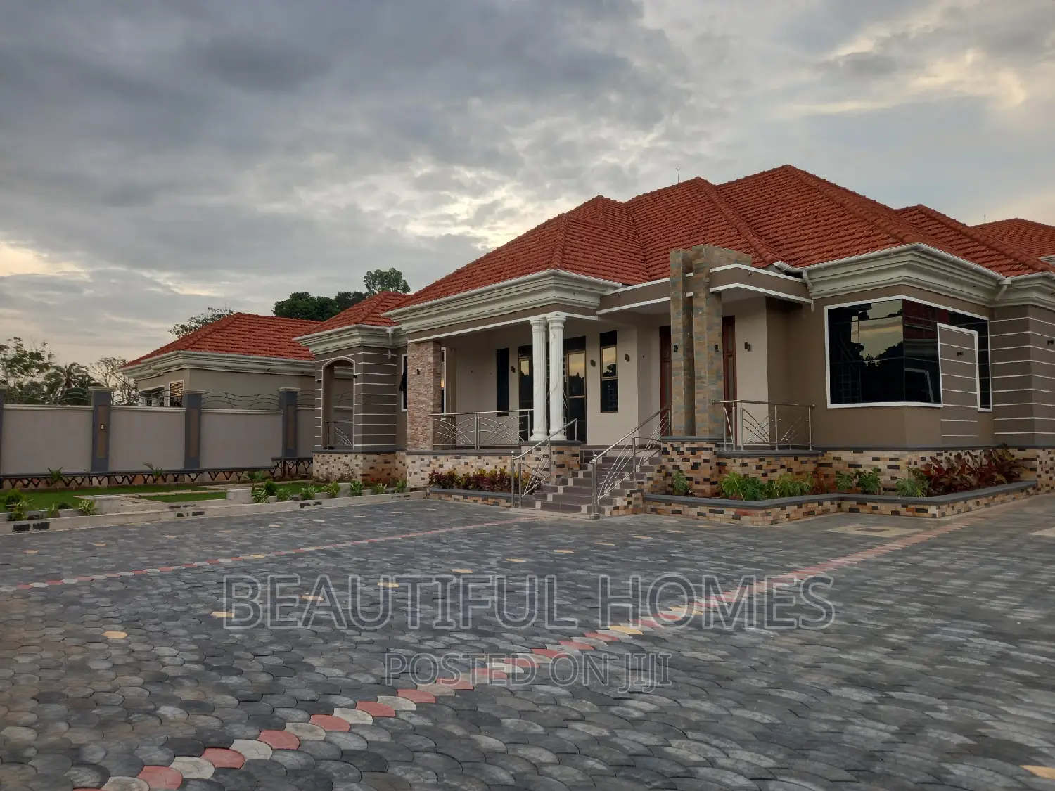 Furnished 5bdrm Maisonette in Kira for sale