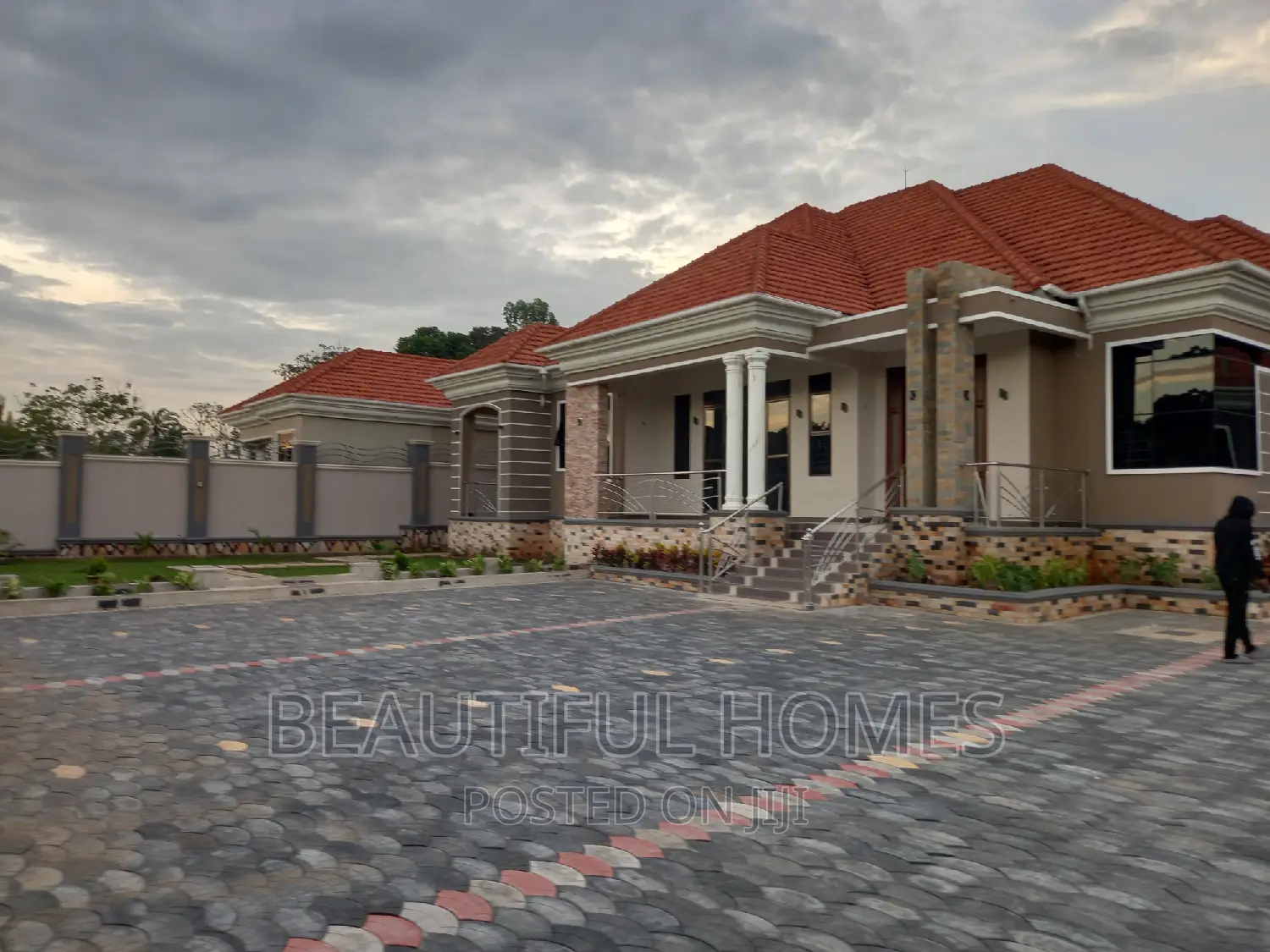 Furnished 5bdrm Maisonette in Kira for sale
