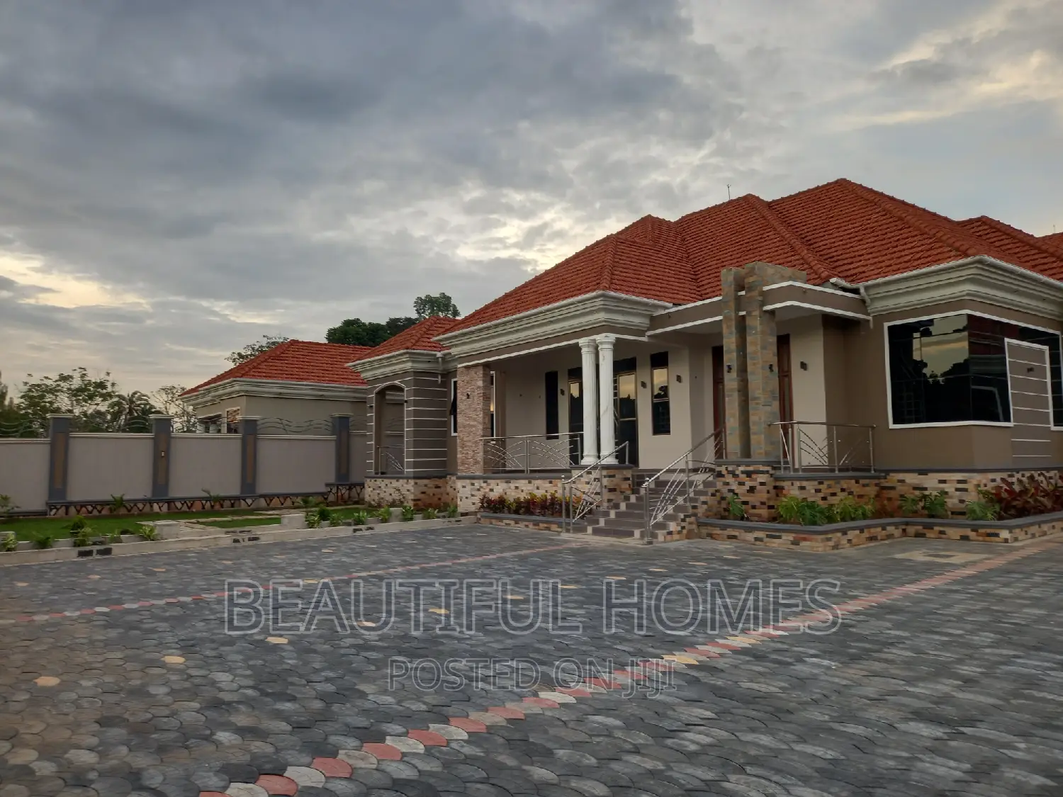 Furnished 5bdrm Maisonette in Kira for sale
