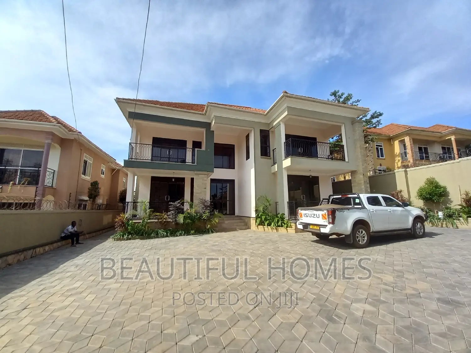 Furnished 6bdrm Duplex in Kira for sale