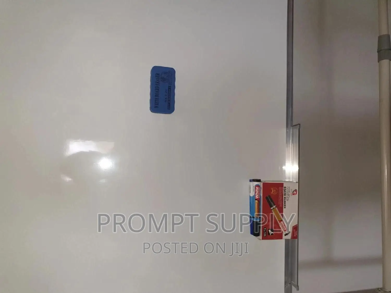 90x120cm Whiteboard With a Stand + Packet of Markers Eraser