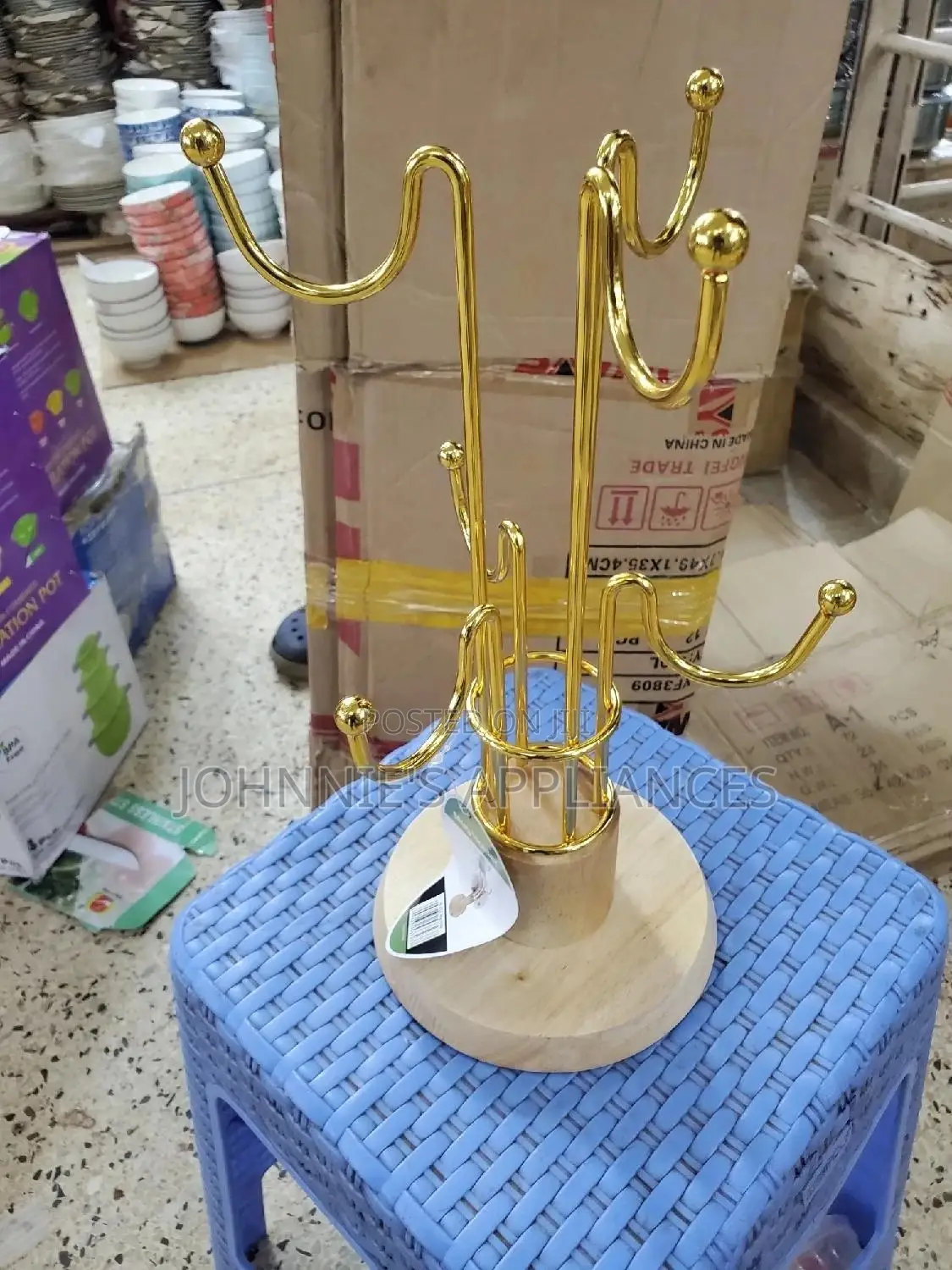 Gold Cup Stand En Wooden Sit