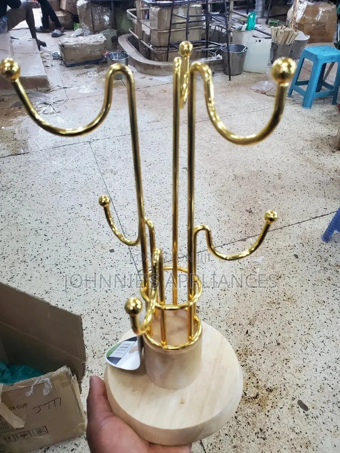 Gold Cup Stand En Wooden Sit
