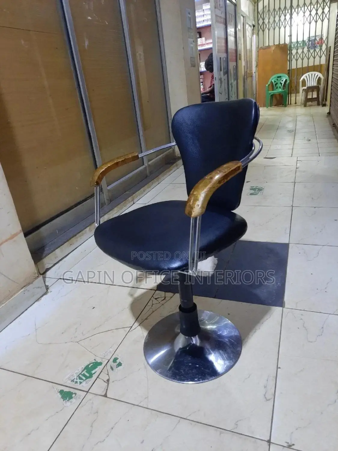 Office Chair// Salon Chair
