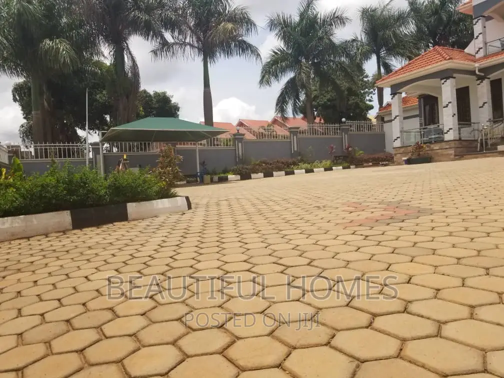 Furnished 5bdrm Mansion in Kajjansi Lake View, Central Division