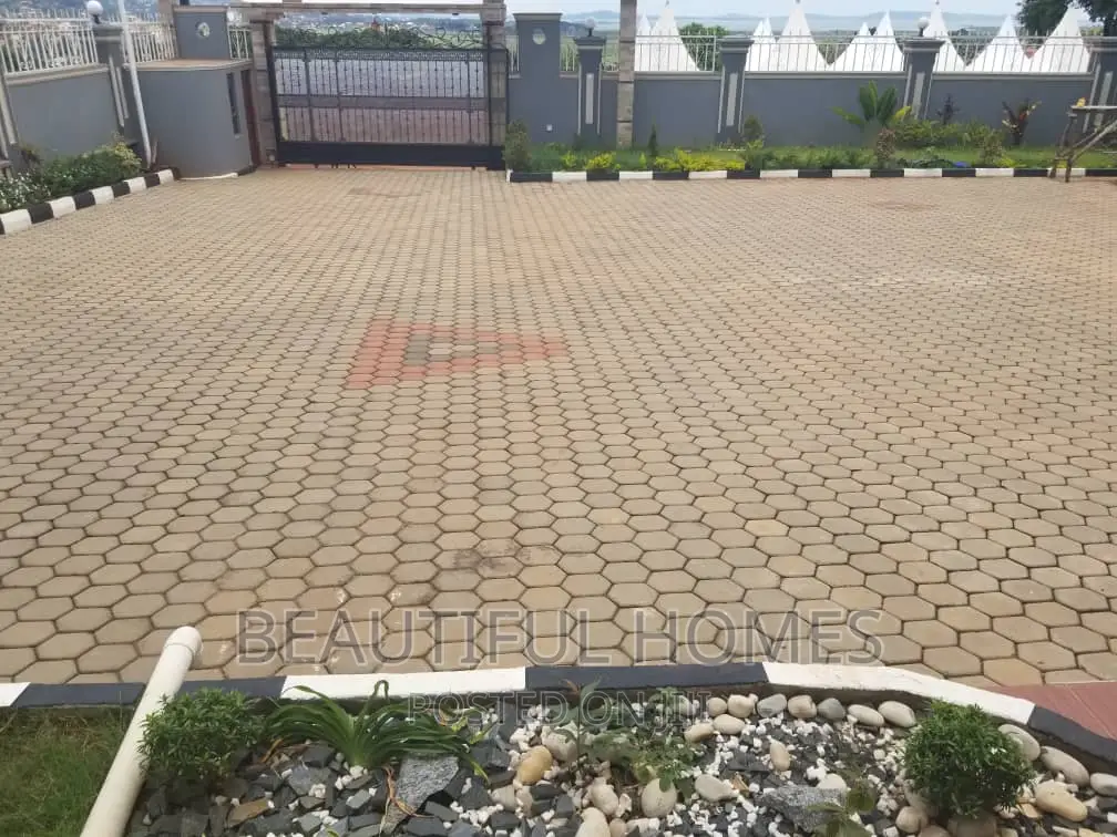 Furnished 5bdrm Duplex in Kajjansi Entebbe, Central Division for sale