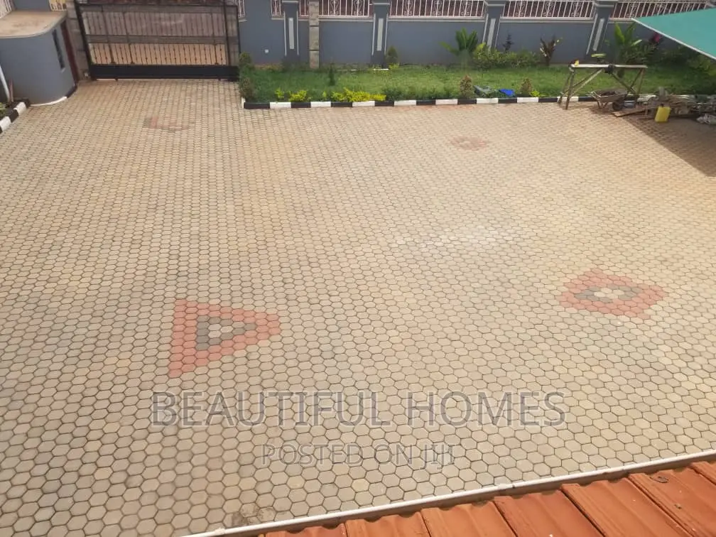Furnished 5bdrm Duplex in Kajjansi Entebbe, Central Division for sale