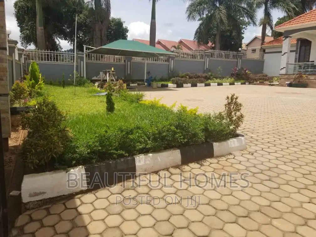 Furnished 5bdrm Duplex in Kajjansi Entebbe, Central Division for sale