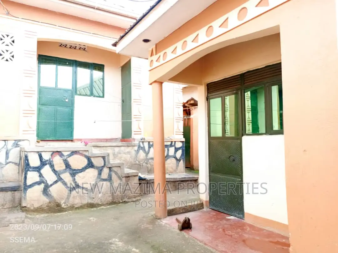 5bdrm House in Bulenga Town, Central Division for sale