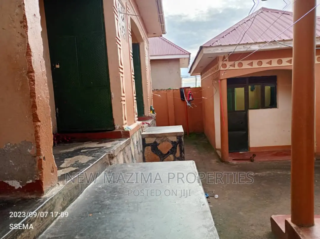 5bdrm House in Bulenga Town, Central Division for sale