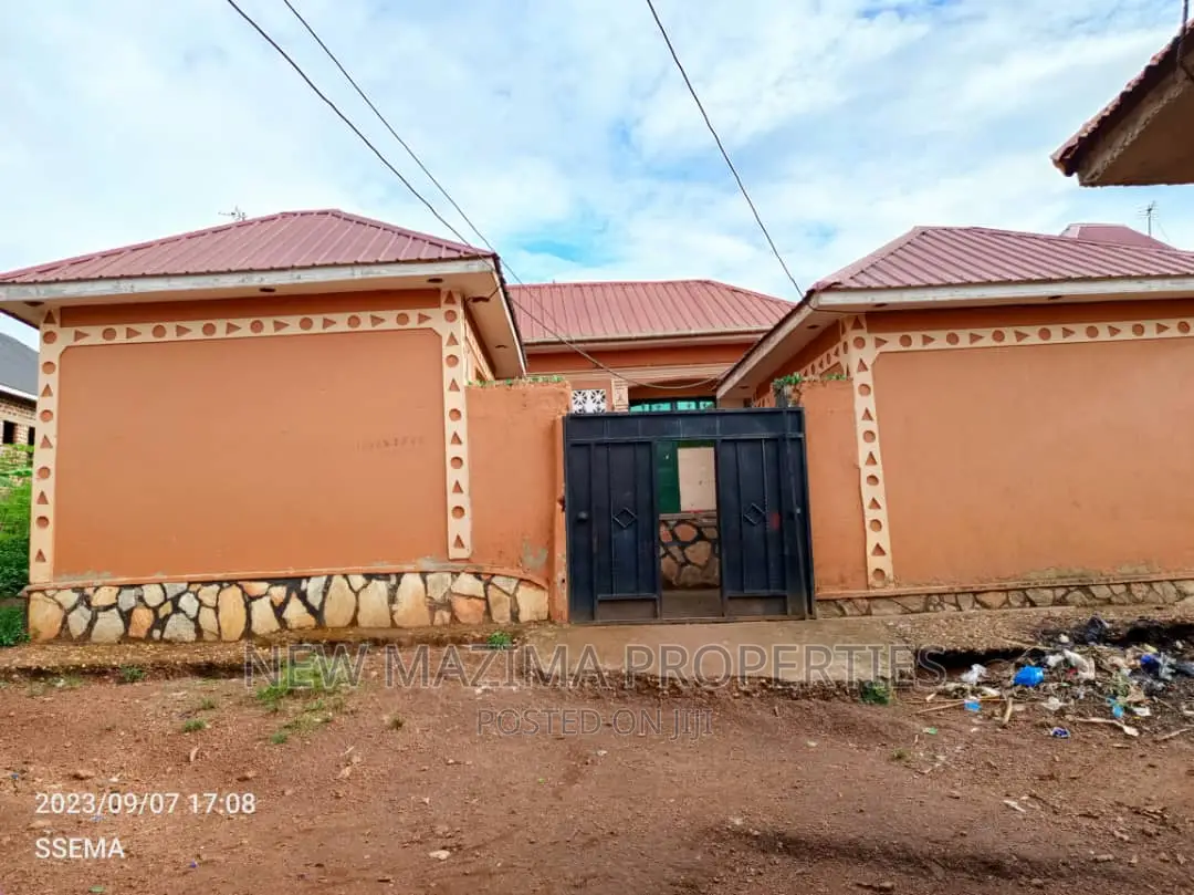 5bdrm House in Bulenga Town, Central Division for sale