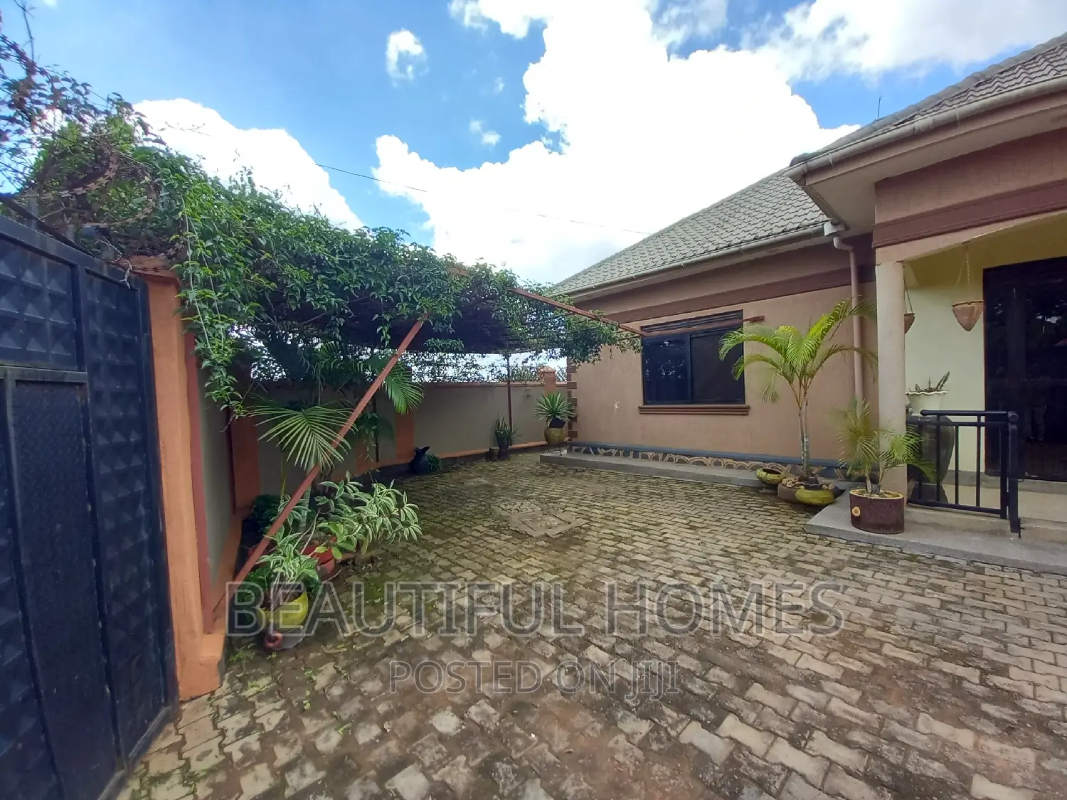 Furnished 4bdrm Bungalow in Kira for sale
