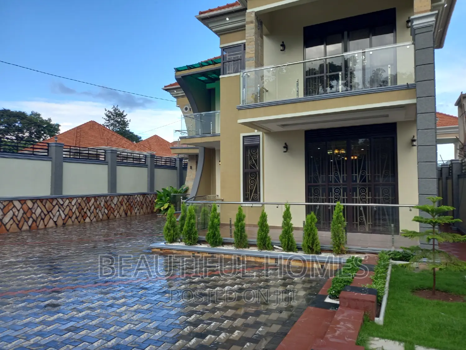 Furnished 6bdrm Duplex in Kira First Class for sale