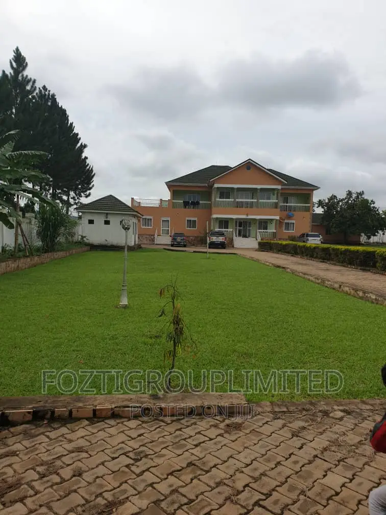 Furnished 5bdrm Villa in Makindye for sale