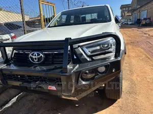 Photo - Toyota Hilux 2023 Off white