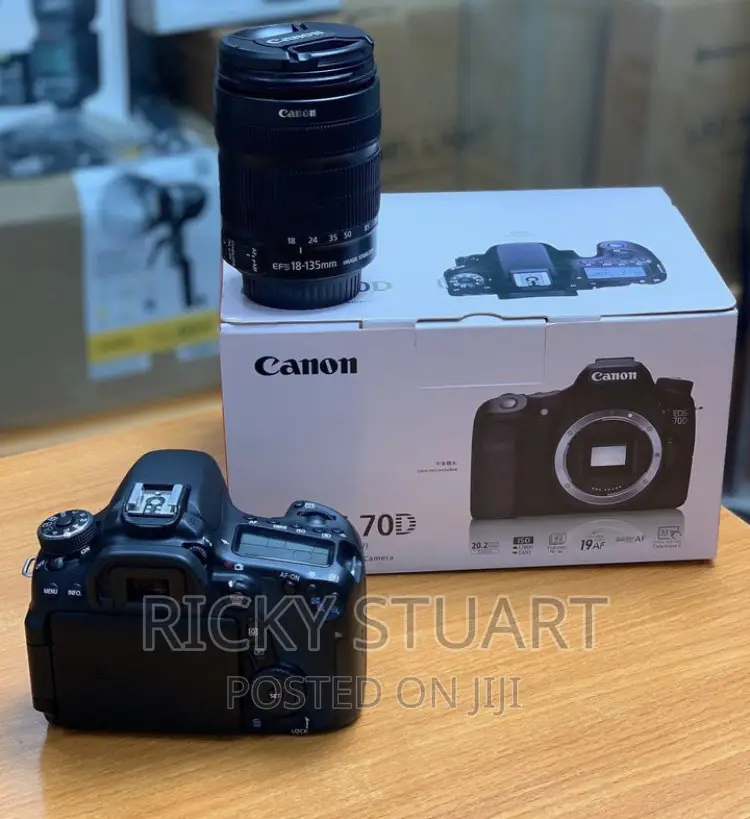 Canon EOS 70D WTH 18-135mm Lens