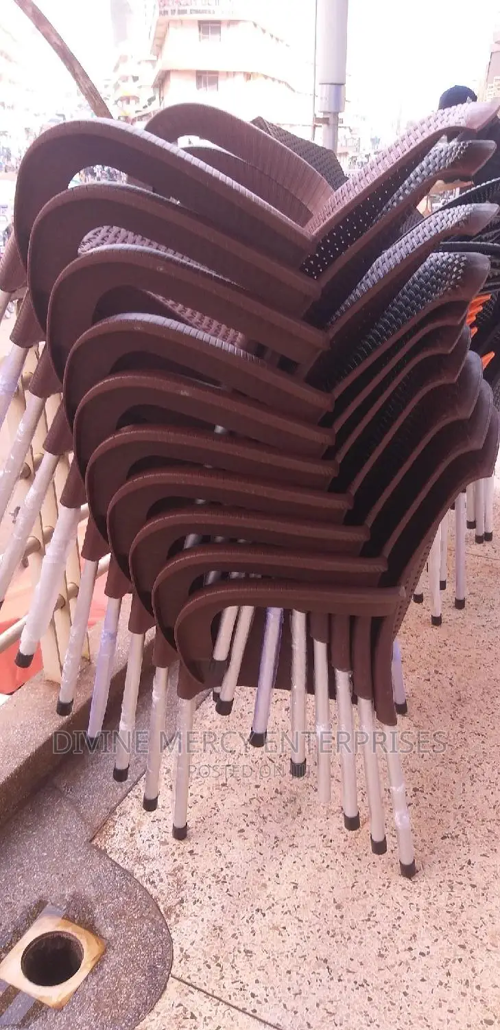 Big Armed Steel Leg Chair
