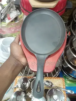 Cast Iron Sizzling Plater With Wooden Holder