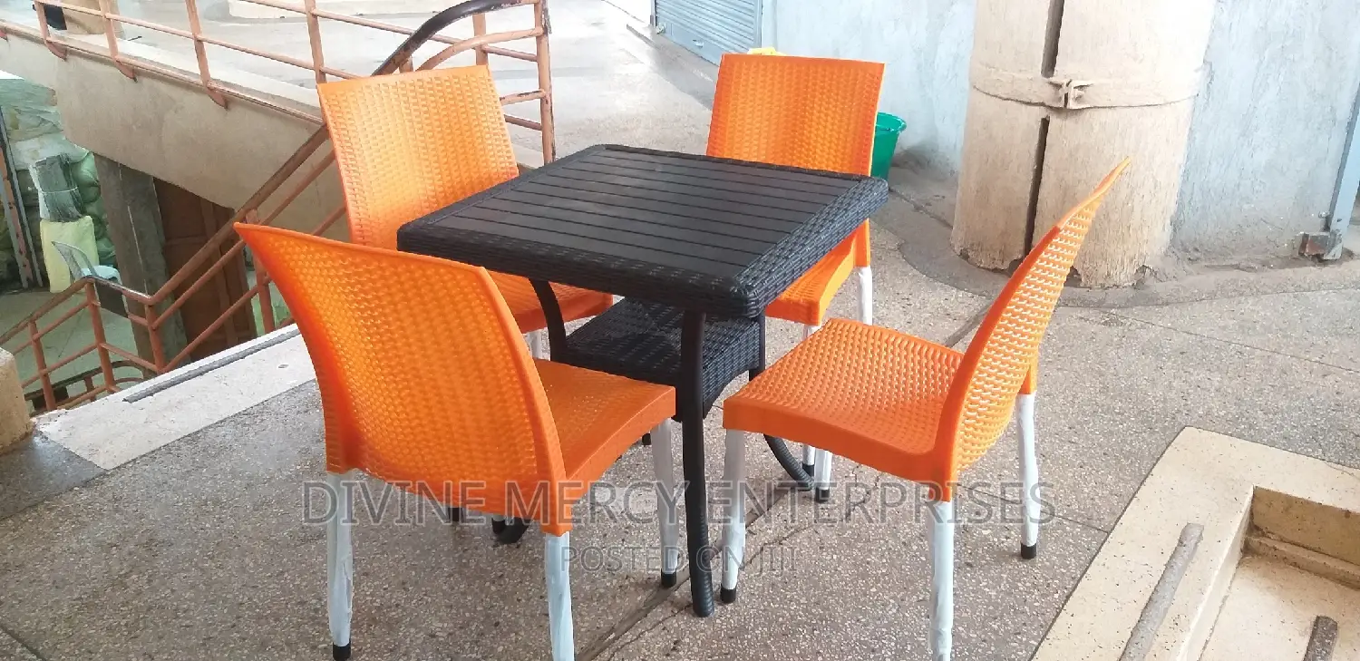 Aset of Atable and Chairs