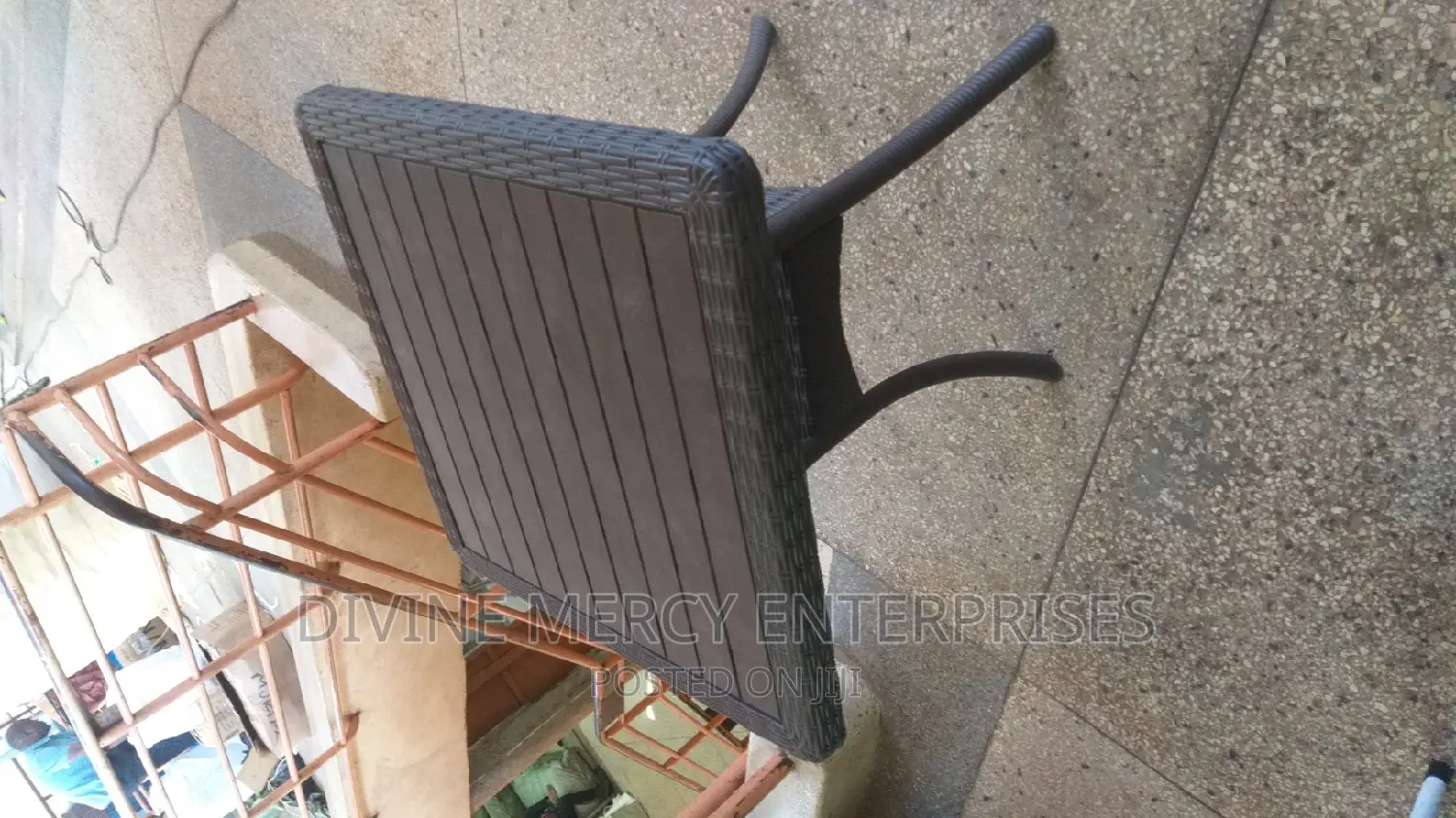 SQUARE Table With Angular Le