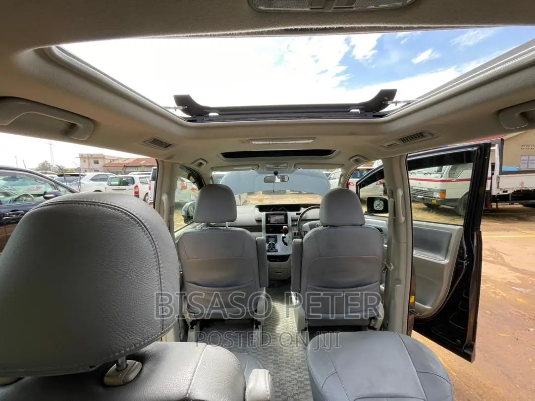 Toyota Noah 2.0 143hp AWD (8 Seater) 2012 Gray