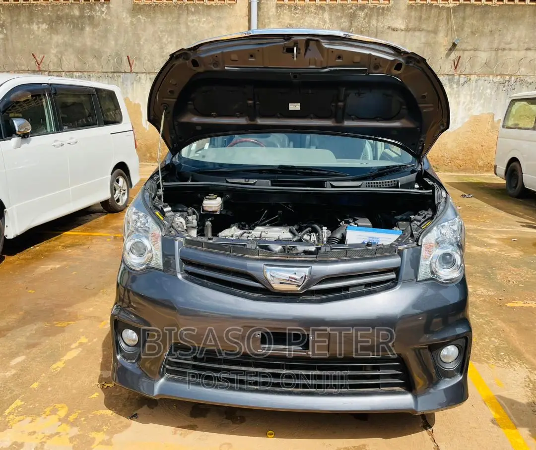 Toyota Noah 2.0 143hp AWD (8 Seater) 2012 Gray