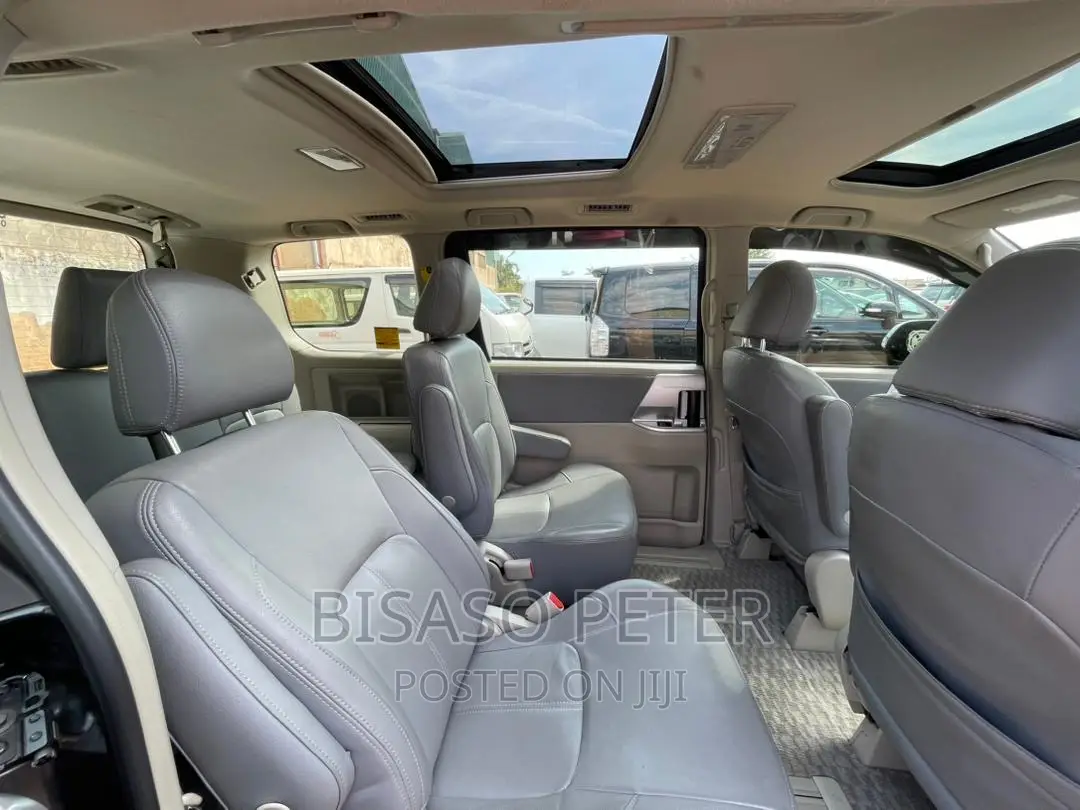 Toyota Noah 2.0 143hp AWD (8 Seater) 2012 Gray