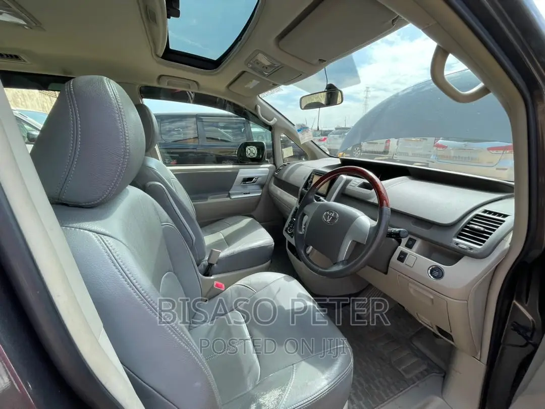 Toyota Noah 2.0 143hp AWD (8 Seater) 2012 Gray
