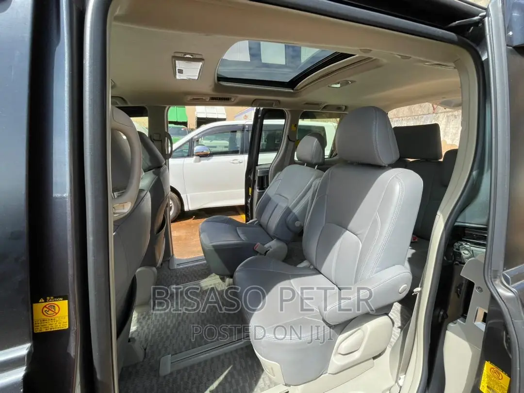 Toyota Noah 2.0 143hp AWD (8 Seater) 2012 Gray