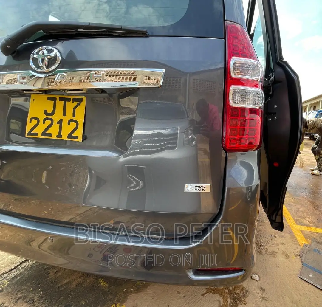 Toyota Noah 2.0 143hp AWD (8 Seater) 2012 Gray