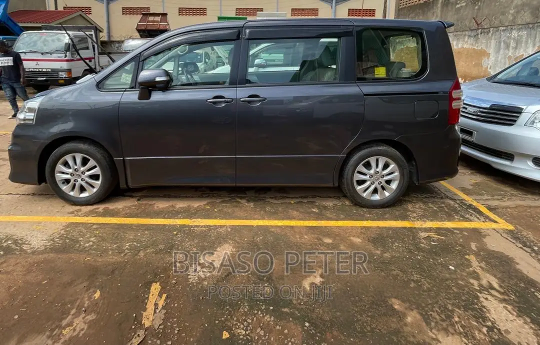 Toyota Noah 2.0 143hp AWD (8 Seater) 2012 Gray