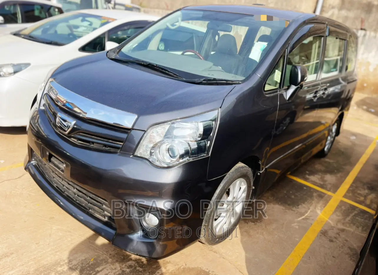 Toyota Noah 2.0 143hp AWD (8 Seater) 2012 Gray
