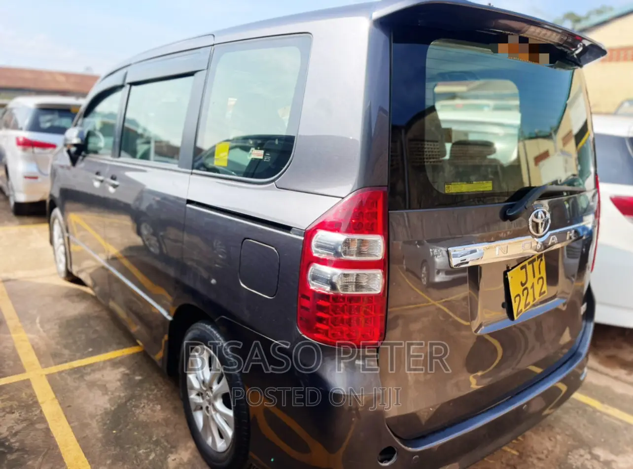 Toyota Noah 2.0 143hp AWD (8 Seater) 2012 Gray