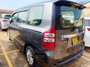 Toyota Noah 2.0 143hp AWD (8 Seater) 2012 Gray