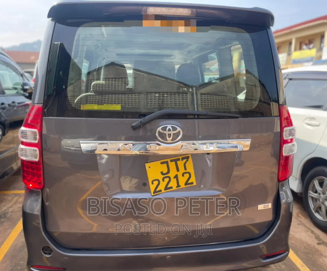 Toyota Noah 2.0 143hp AWD (8 Seater) 2012 Gray