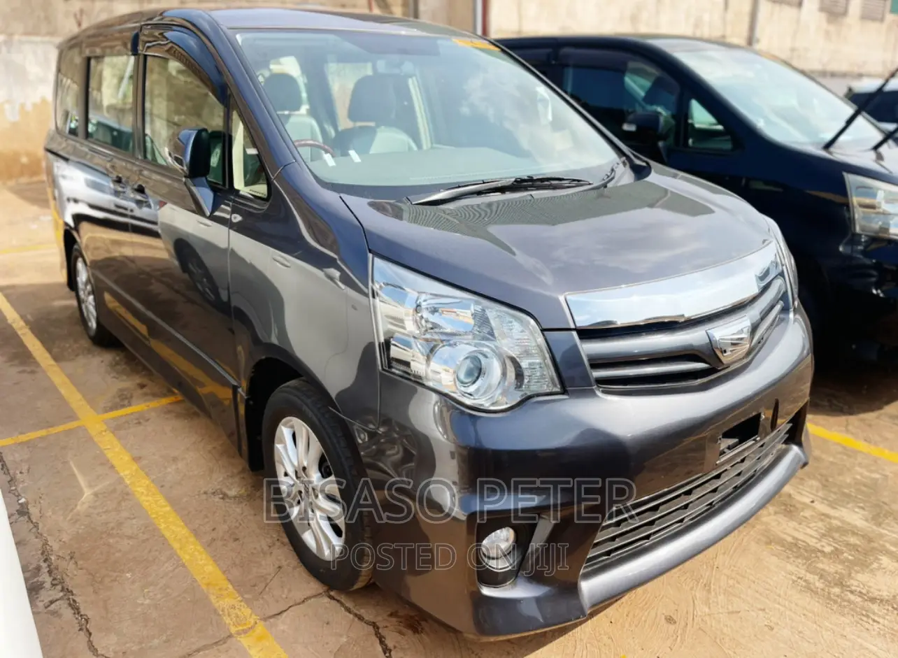 Toyota Noah 2.0 143hp AWD (8 Seater) 2012 Gray