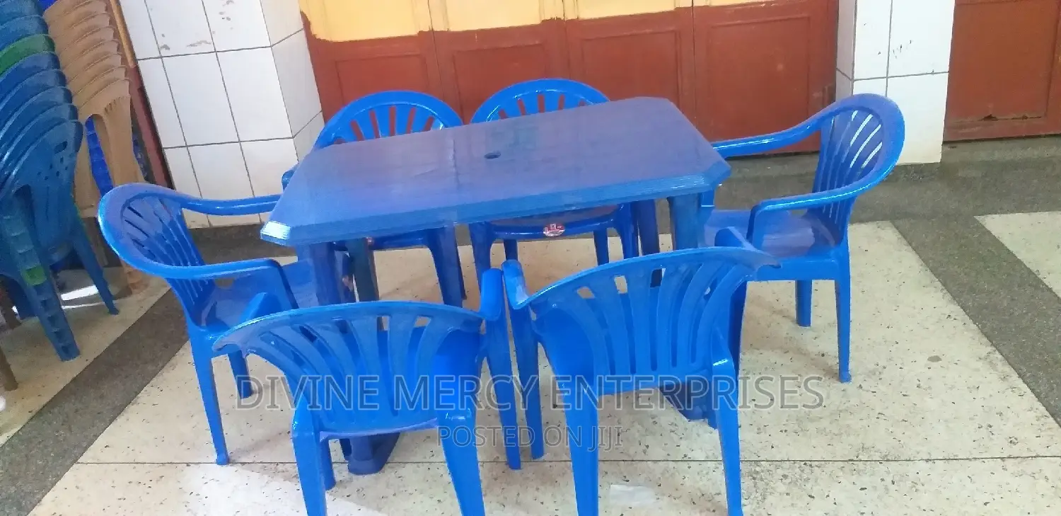 Aset of Atable and Chairs