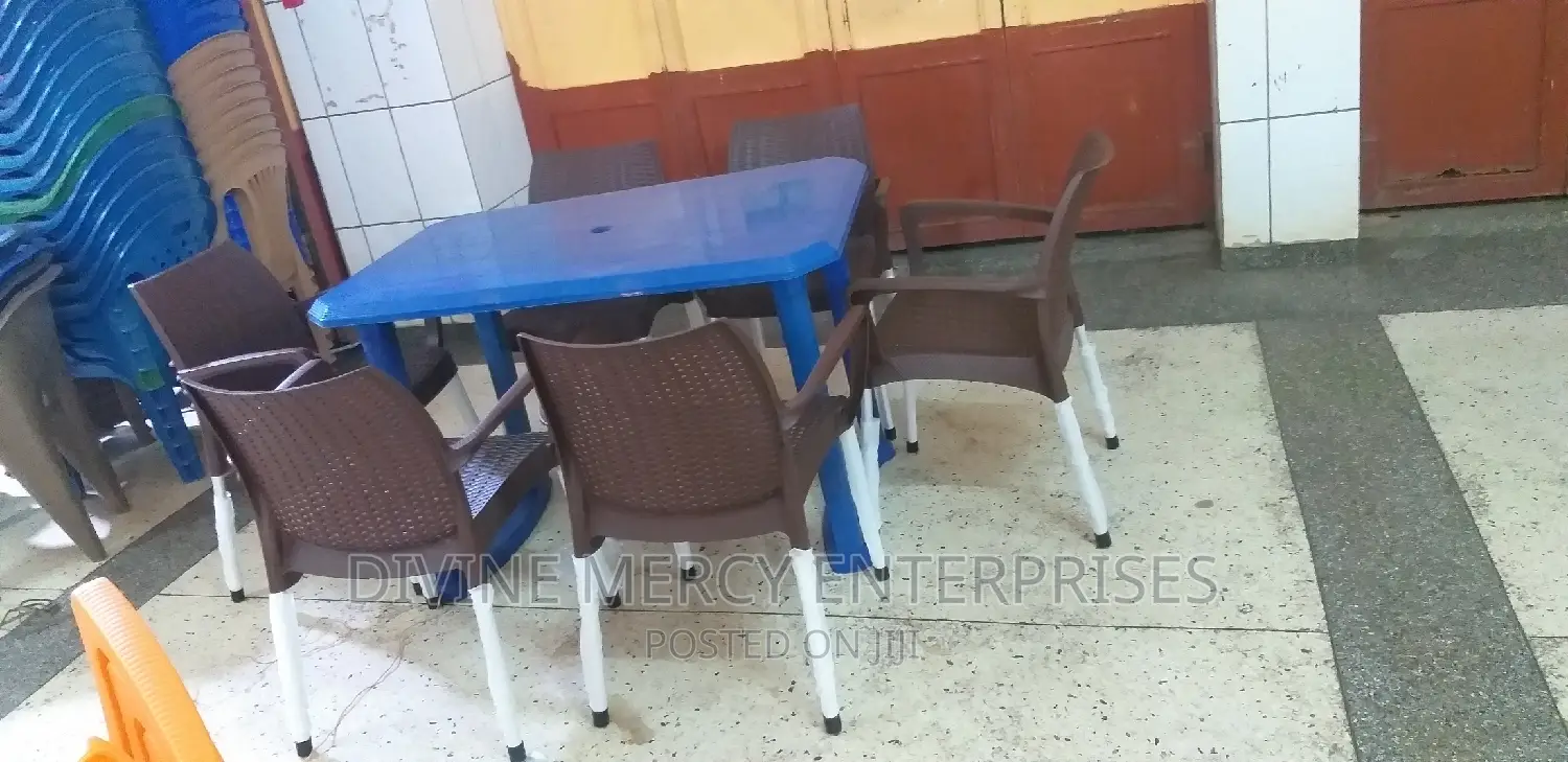 Aset of Atable and Chairs