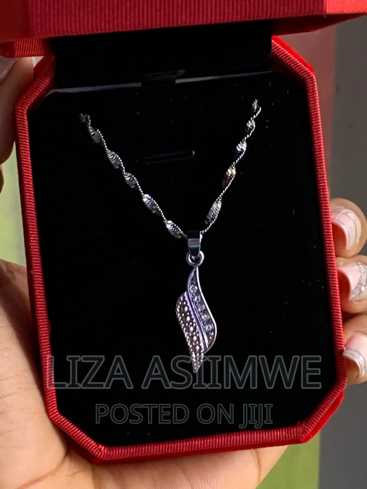 Lady’S Necklaces Available With Its Gift Box