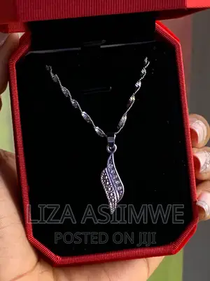 Lady’S Necklaces Available With Its Gift Box